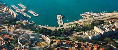 Molo ve společnosti Pula